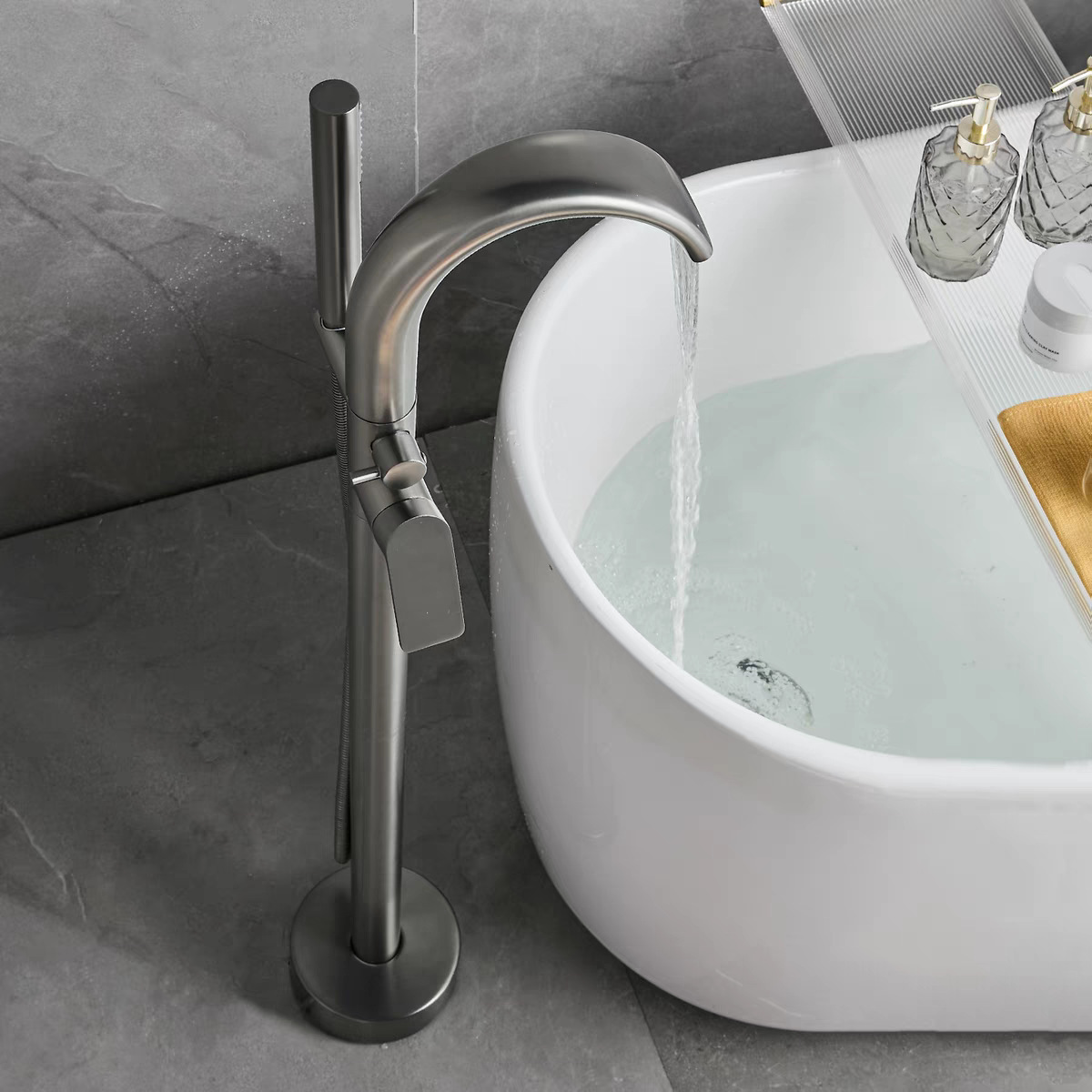 Gun Metal Hot Cold Vrijstaande - Freestanding Bathtub Filler Faucet Floor recensie en prijs